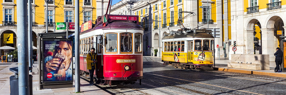 Zwei historische Straßenbahnen in Lissabon