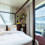 Doppelzimmer Kategorie Medium Sky im 25hours Hotel Das Tour in Düsseldorf