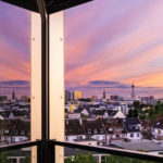 Sonnenuntergang gesehen vom Doppelzimmer Kategorie Medium Sky im 25hours Hotel Das Tour in Düsseldorf