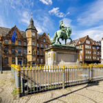 Altes Rathaus und Reiterstandbild von Jan Wellems von Gabriel de Grupello auf dem Marktplatz von Düsseldorf