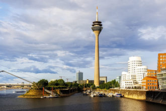 Medienhafen und Rheinturm in Düsseldorf