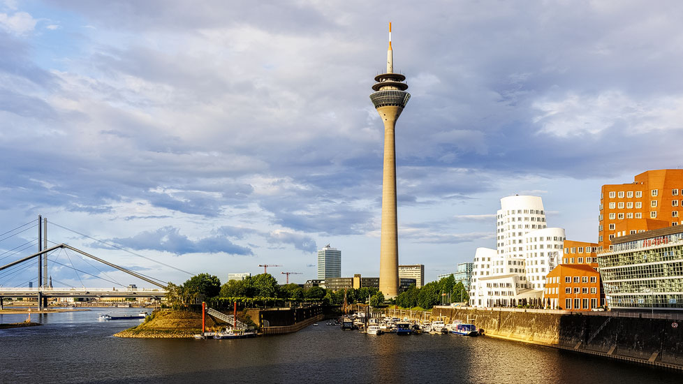 Medienhafen und Rheinturm in Düsseldorf