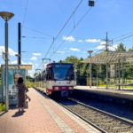 Gemeinsames Gleis mit hoch und niedrig liegendem Bahnsteig in der U- und Straßenbahn-Station Südpark in Düsseldorf