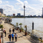 Blick auf die Rheinuferpromenade und die Skyline von Düsseldorf