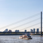 Blick von der Rheinuferpromenade auf die Skyline von Düsseldorf