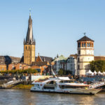 Blick vom Schiff auf die Rheinuferpromenade und den Burgplatz von Düsseldorf