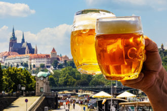Tschechische Biergläser vor der Prager Burg
