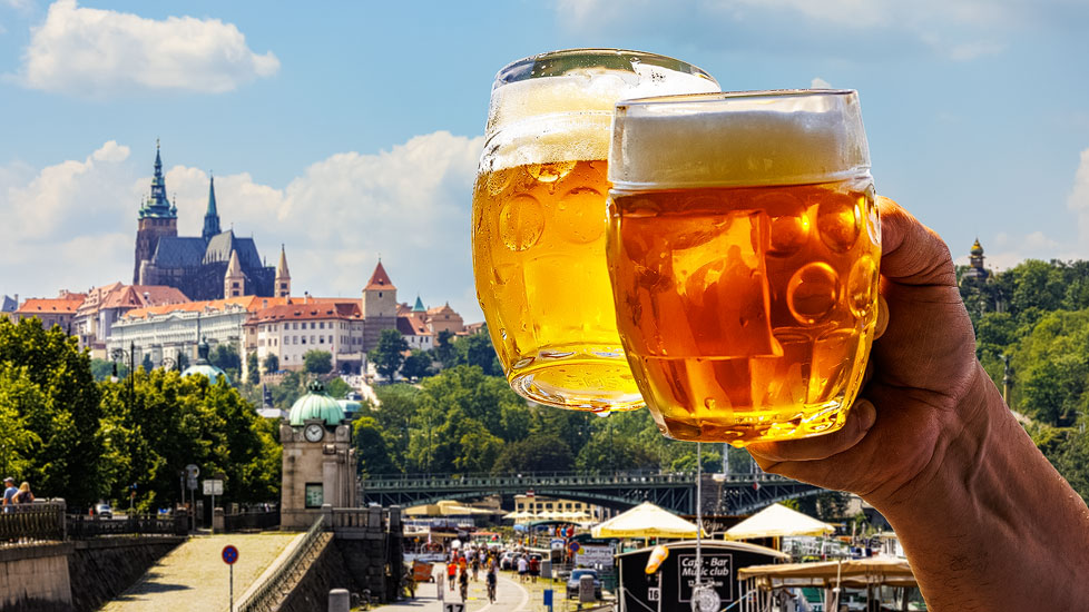 Tschechische Biergläser vor der Prager Burg