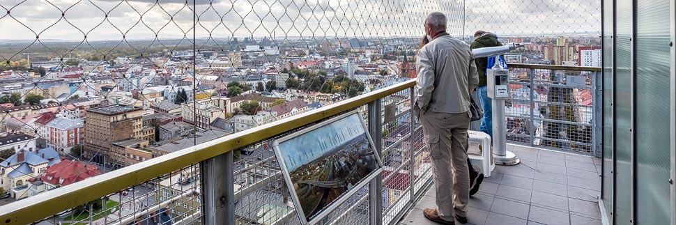 Ein Mann auf der Aussichtsplattform Neues Rathaus in Ostrava