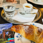Croissant und Espresso im Café Ostravanka Coffee Shop in Ostrava