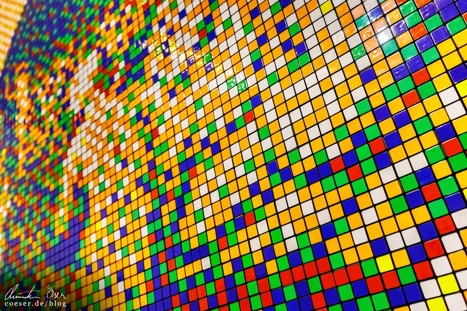 Detailansicht der Ausstellung "Invader Rubikcubist" im MIMA Museum in Brüssel