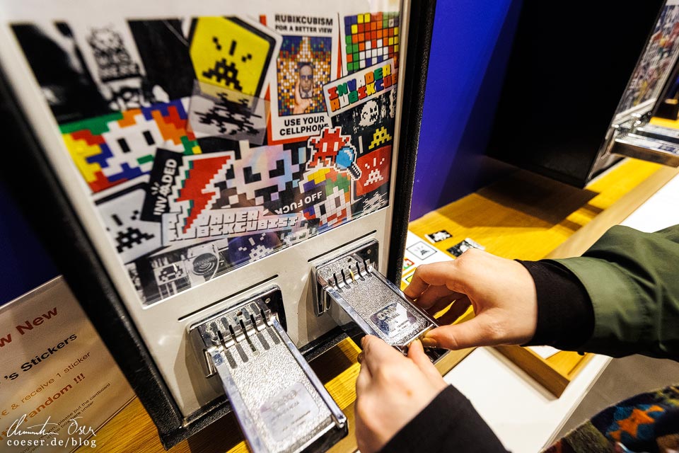 Sticker Machine in der Ausstellung "Invader Rubikcubist" im MIMA Museum in Brüssel