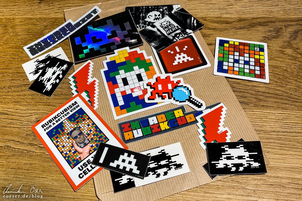 Space-Invaders-Sticker in der Ausstellung "Invader Rubikcubist" im MIMA Museum in Brüssel