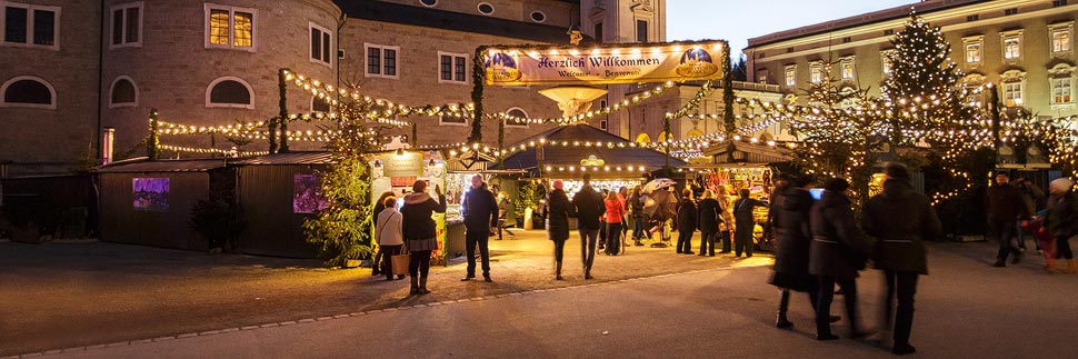 Traditioneller Christkindlmarkt auf dem Domplatz in Salzburg