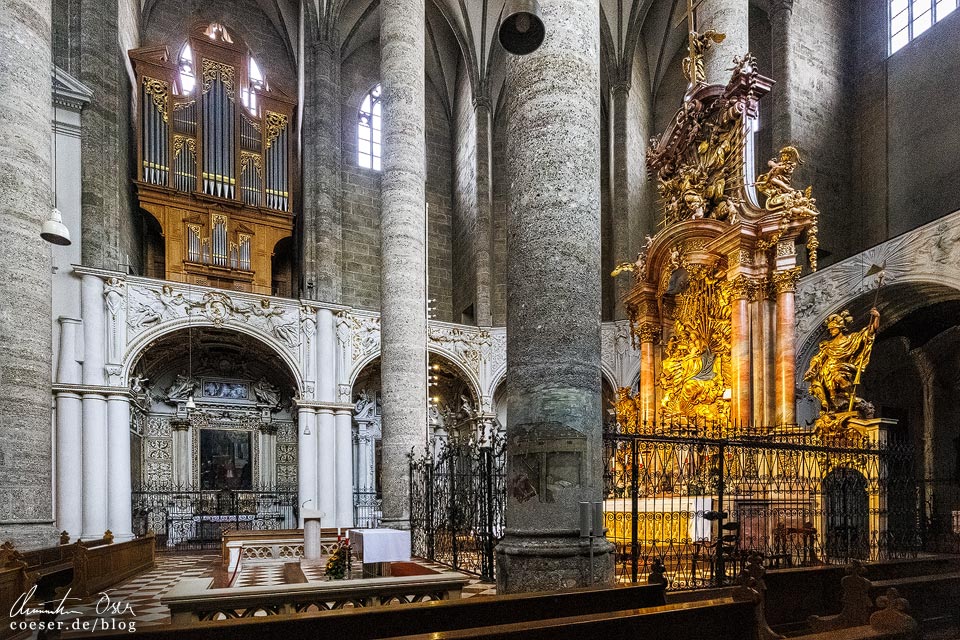 Salzburg Städtereise: Foto der Franziskanerkirche mit gotischem Chor, Hochaltar und Orgel