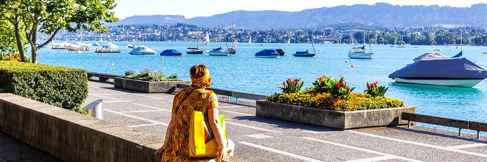 Frau blickt auf den Zürichsee