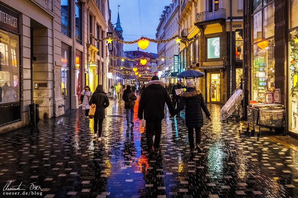 Fußgängerzone Købmagergade in Kopenhagen während der Weihnachtszeit