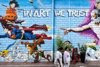 Mural "In art we trust" am Flohmarkt Porte de Clignancourt in Paris