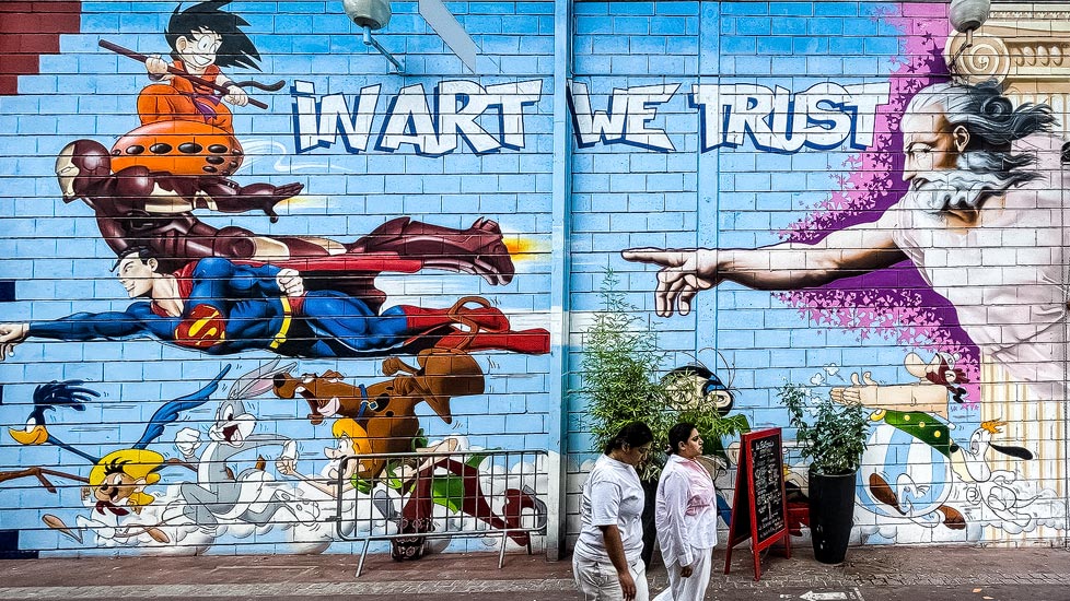 Mural "In art we trust" am Flohmarkt Porte de Clignancourt in Paris