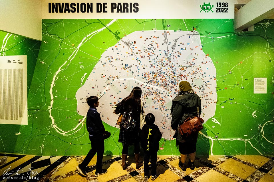 Stadtplan von Paris mit allen Space Invaders in der Ausstellung CAPITALE(S) - 60 Jahre Street Art in Paris