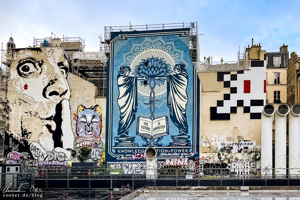 Street Art in Paris: "Chuutt" von Jef Aérosol, "Knowledge + Action = Power" von Shephard Fairey, Space Invader PA_1432