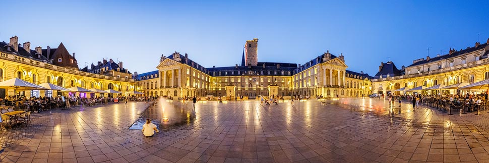 Der beleuchtete Herzogspalast in Dijon, Frankreich