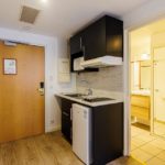 Küchenzeile und Bad im Zimmer im City Loft Apparthotel Dijon