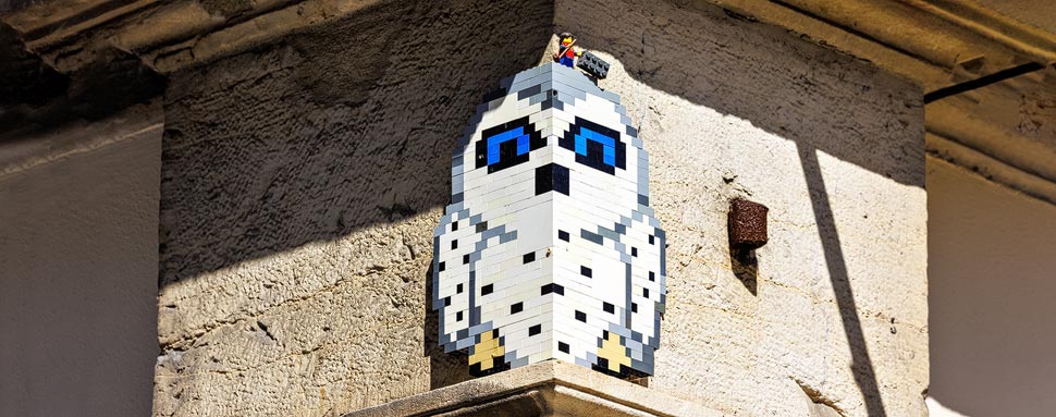 Eine Eule aus Lego-Steinen als Street Art von M’Brick in Dijon, Frankreich