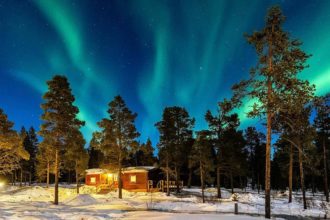 Nordlichter über der Reindeer Lodge bei Kiruna in Schweden