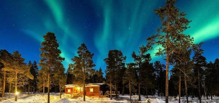 Nordlichter über der Reindeer Lodge bei Kiruna in Schweden