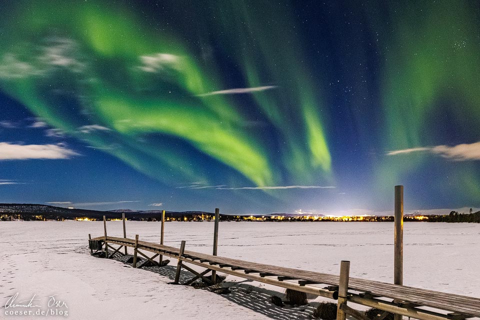 Nordlichter in Schweden über dem Fluss in Jukkasjärvi