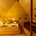 Innenansicht der gelben Hütte in der Reindeer Lodge in Jukkasjärvi bei Kiruna