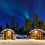 Nordlichter über den Toilettenhütten in der Reindeer Lodge in Jukkasjärvi bei Kiruna