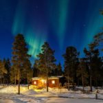 Nordlichter über der Dusch- und Saunahütte in der Reindeer Lodge in Jukkasjärvi bei Kiruna