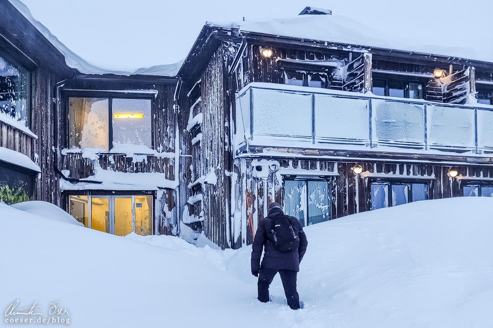 Schneechaos rund um die Arctic Lodge in Riksgränsen, Schweden