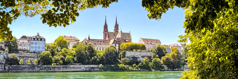Stadtansicht von Basel mit Basler Münster und Rhein