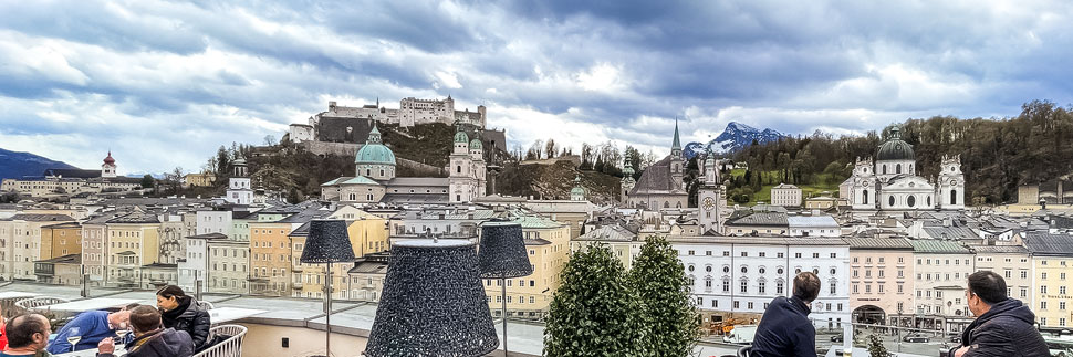 Terrasse im Hotel Stein mit Blick auf die Altstadt von Salzburg