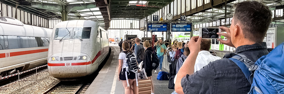 Passagiere und ein ICE im Bahnhof von Duisburg