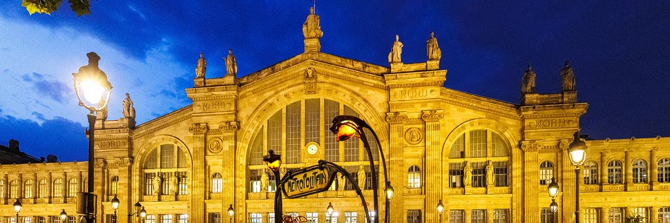 Nächtliche Ansicht des Gare du Nord in Paris
