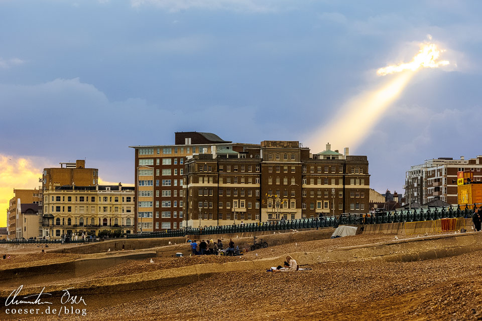 Sonnenstrahl an der Strandpromenade von Brighton
