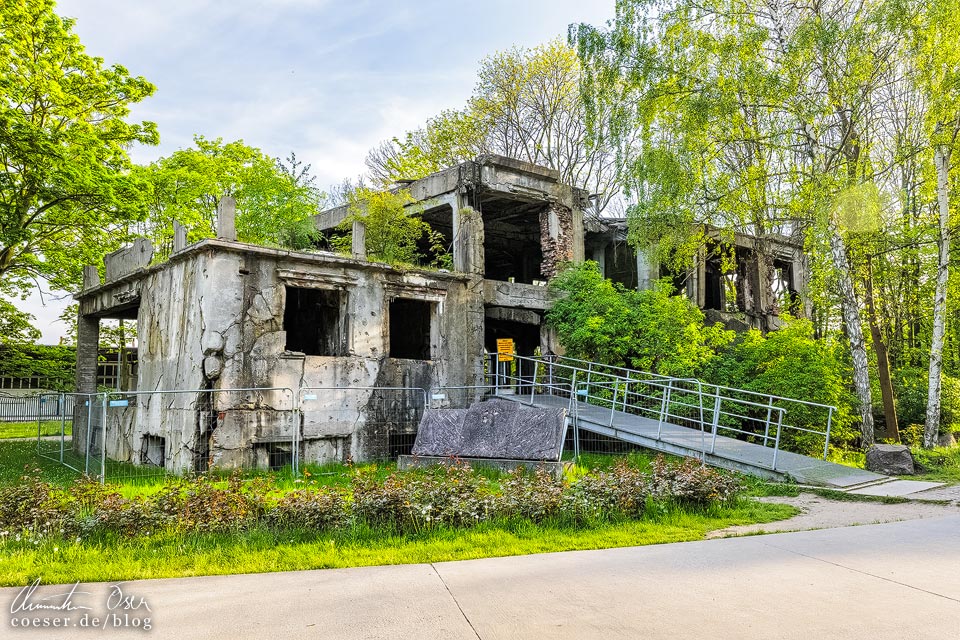 Eine zerstörte Baracke nahe des Westerplatte-Denkmals in Danzig