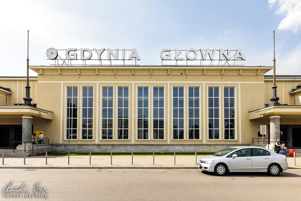 Außenansicht des Hauptbahnhof von Gdynia im Stil des Modernismus