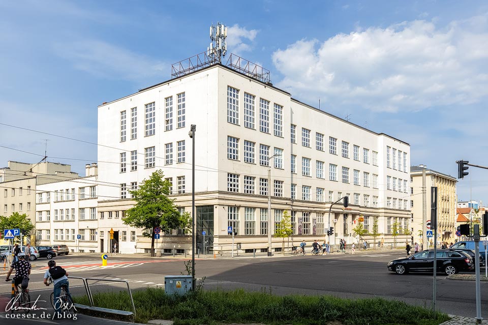 Das Gebäude der Hauptpost in Gdynia im Stil des Modernismus