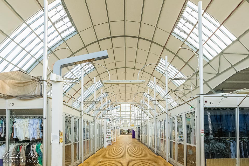 Innenansicht der Markthalle in Gdynia im Stil des Modernismus
