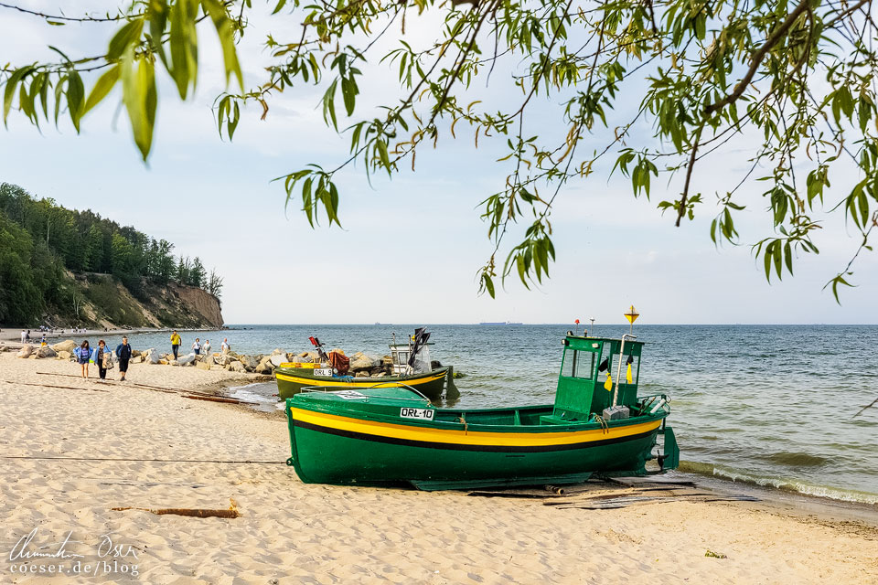 Grün-gelbe Boote auf dem Strand von Orłowo