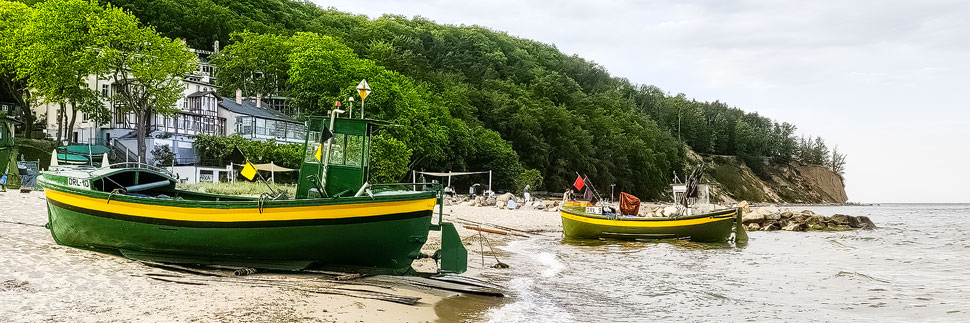 Grün-gelbe Boote am Sandstrand von Gdynia-Orłowo