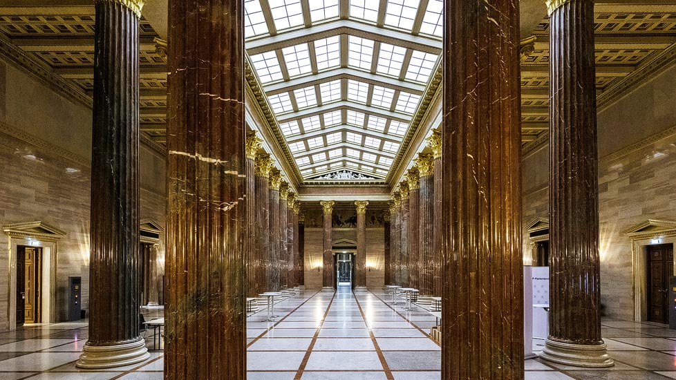 Säulenhalle im Parlament in Wien