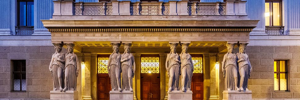 Statuen an der Außenseite des Parlaments in Wien