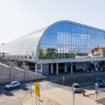 Der Hauptbahnhof Poznań Główny mit seiner modernen Verglasung