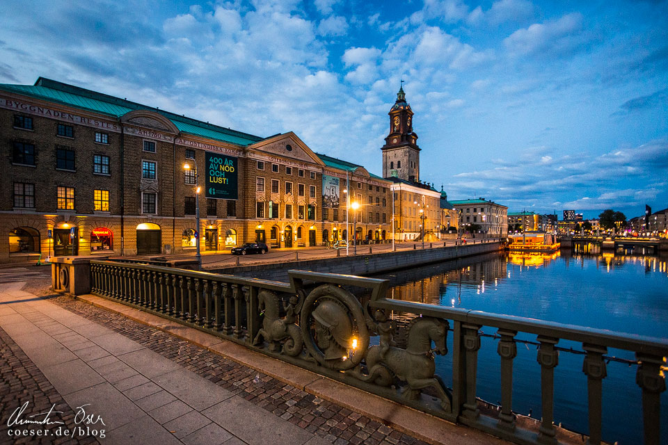 Beleuchtetes Stadsmuseum und Großer Hafenkanal Stora Hamnkanalen in Göteborg